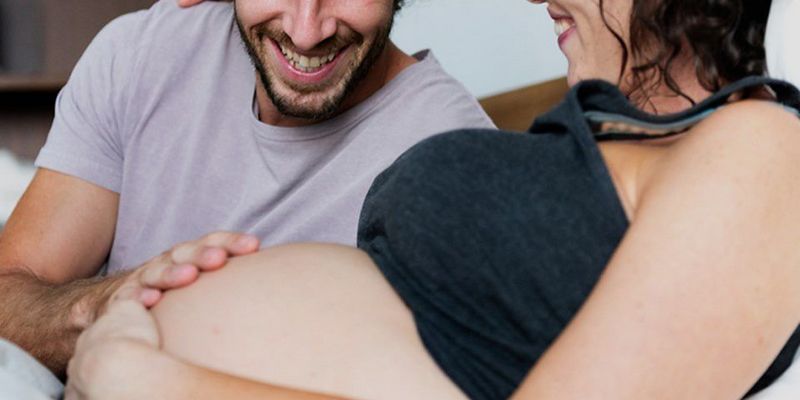 Cách chăm sóc sức khỏe mẹ và bé ở tuần 18 của thai kỳ: Trò chuyện với con yêu
